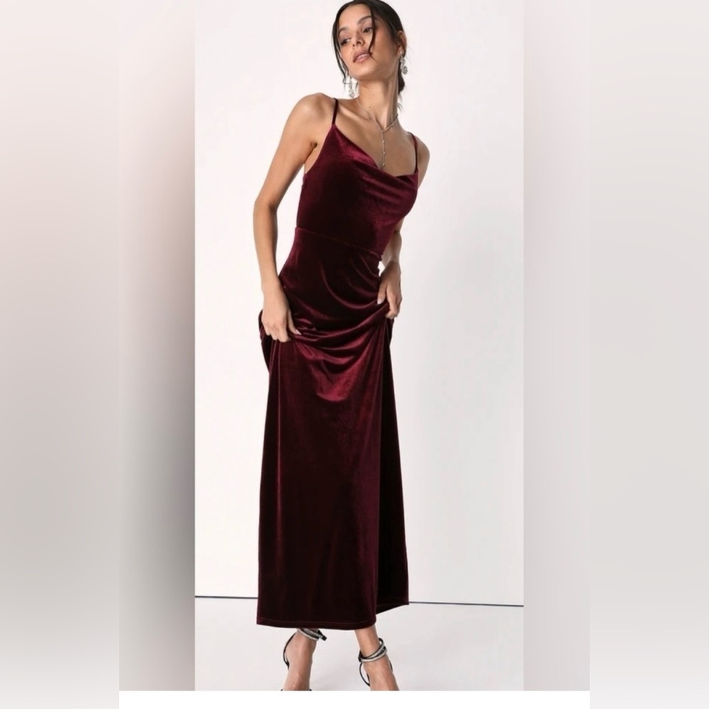 Taylor dress in red velvet fabric